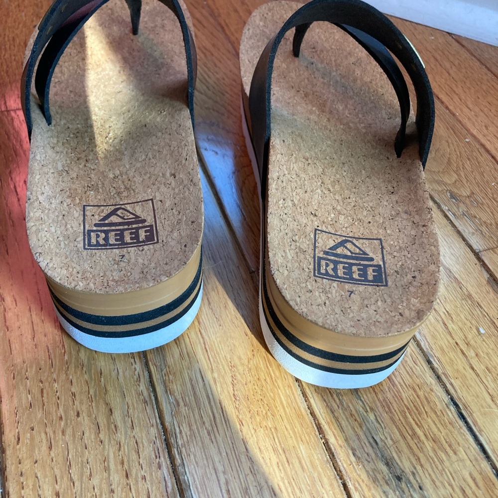 REEF flip flops, size 7 women. Like new - Picture 8 of 9